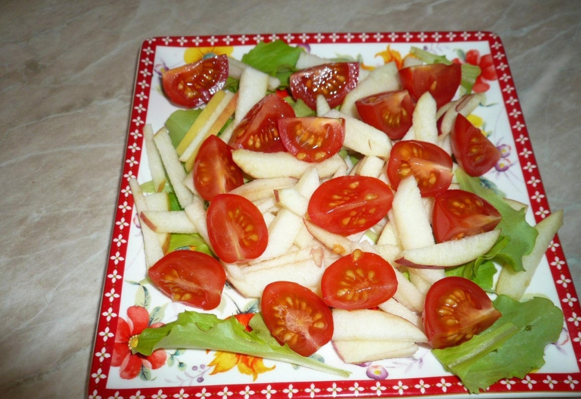 1. Этап. Салат с копченым мясом: Режем помидоры четвертинками, добавляем в салат.