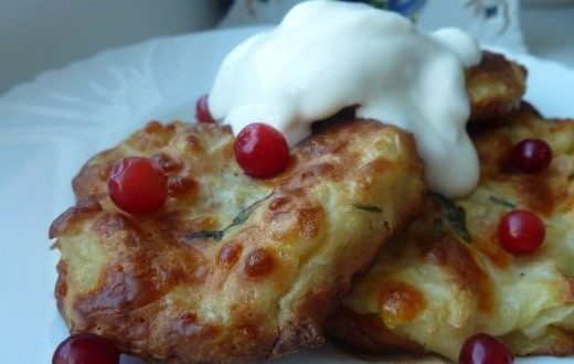 1. Этап. Капустные оладьи в духовке: 7. Оладьи подрумянятся и станут пышными. Подавать к столу их можно со сметаной, чесночным или любым другим любимым соусом.