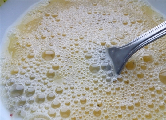 1. Этап. Цветная капуста в яйце и сухарях: В другую тарелку разбиваем яйца, добавляем к ним соль и молотый перец и немного взбиваем из при помощи вилки.