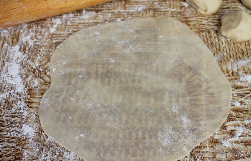 1. Этап. Чуду с зеленым луком: Тесто разделяем на 8 частей. Каждую часть раскатываем тонко.