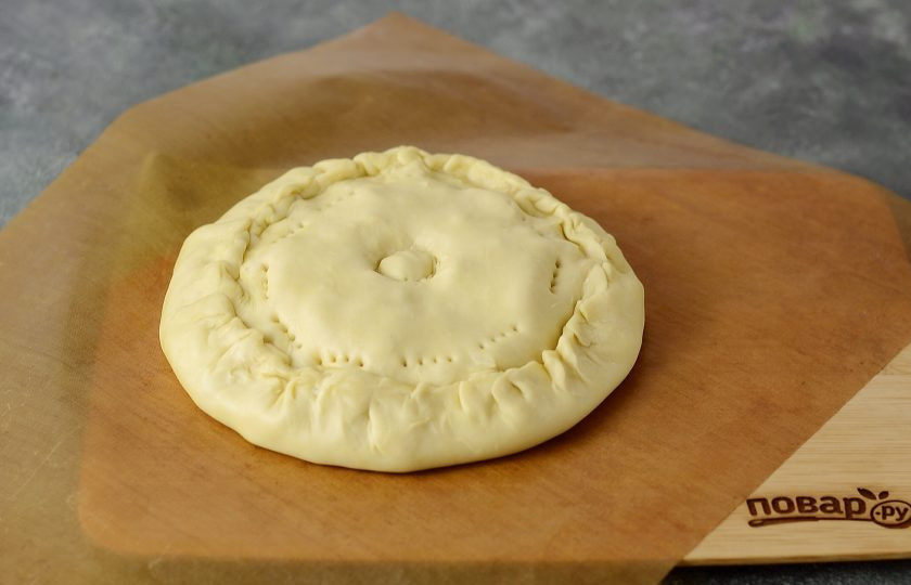 1. Этап. Бэлиш с тыквой: Оставшуюся часть теста тоже раскатайте, накройте ей пирог. Защипните края с нижней частью. Наколите пирог вилкой. Выпекайте 40-45 минут при температуре 175 градусов.