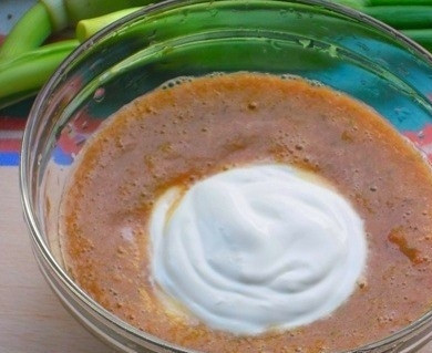 1. Этап. Соус к кальмарам: В получившуюся массу добавьте сметану. Чем больше ее будет, тем более сливочным вкус получится у соуса. Сметана должна быть жирной, но не кислой.