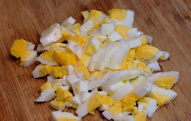 1. Этап. Холодник с ботвой: Вареные яйца очищаем и режем мелкими кубиками.