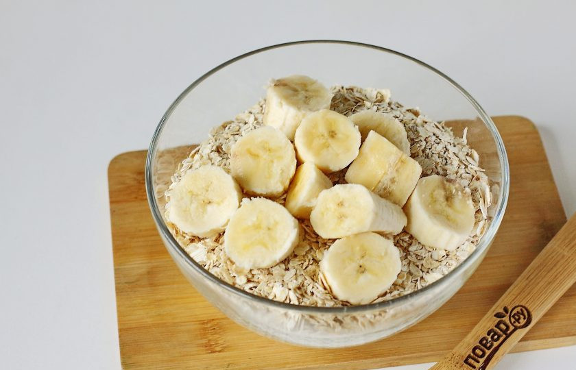 1. Этап. ПП завтрак из творога: Спелый банан нарежьте кружочками.