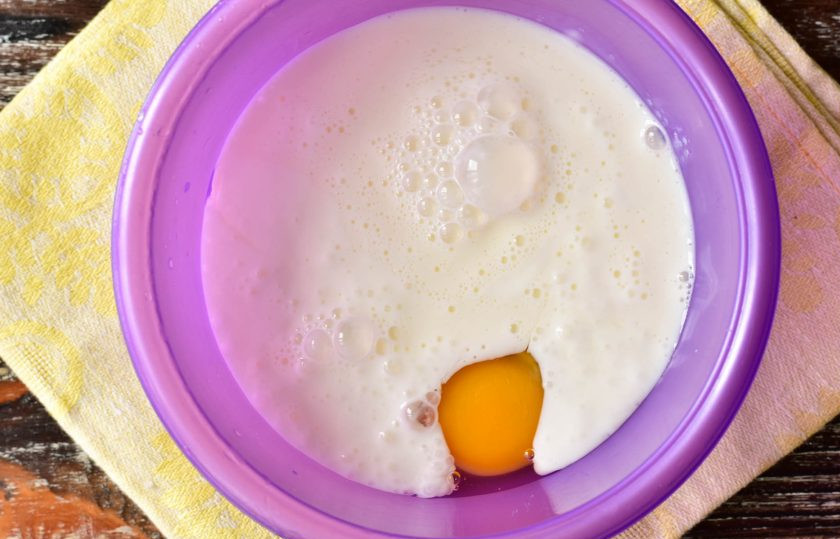 1. Этап. Заварные блины на кефире и молоке: Влейте молоко.