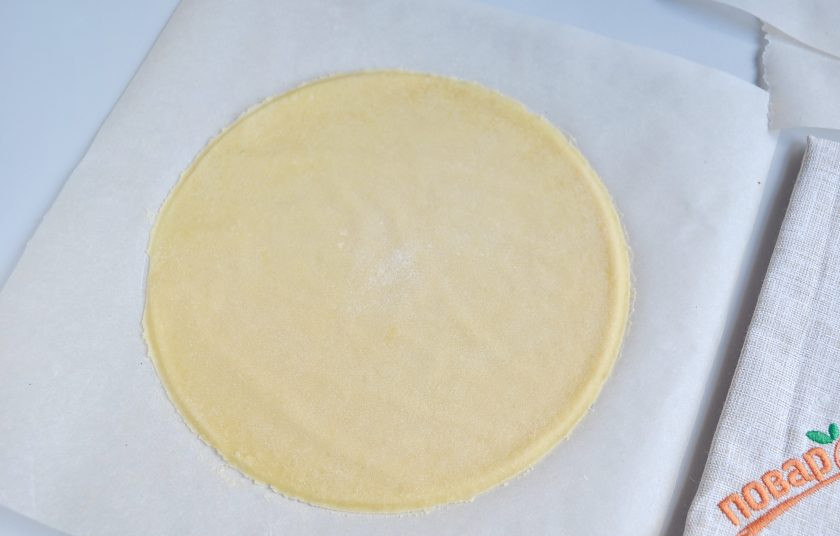 1. Этап. Торт Биткойн: 9. Раскатывайте сразу на пергаменте тесто, лишнее обрезайте (я отмеряю нужный диаметр крышкой от кастрюли, это удобно). Я старалась раскатывать так, чтобы не было отходов. Сделайте сразу несколько заготовок коржей, потому как пекутся они быстро.