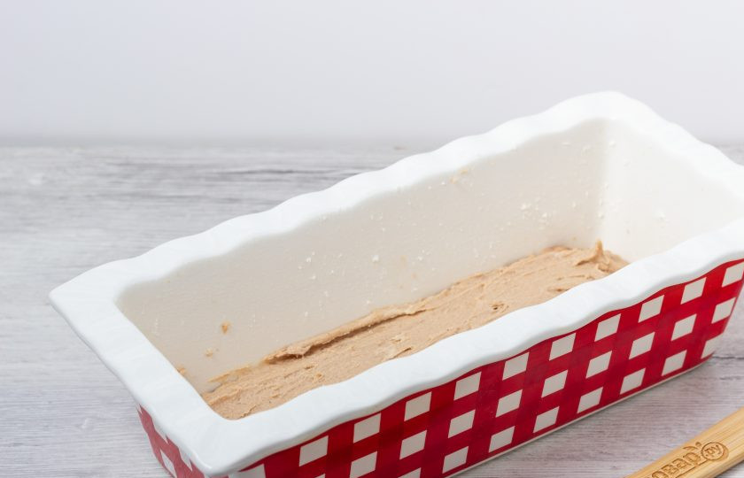 1. Этап. Кекс Уфимский по ГОСТу: Форму смажьте растительным маслом и присыпьте мукой. Первым слоем равномерно выложите тесто с какао.