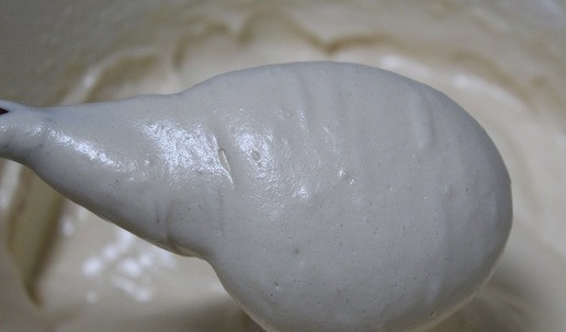 1. Этап. Торт Панчо: Аккуратно ввести в несколько приемов муку методом складывания - снизу вверх. Тесто густое.