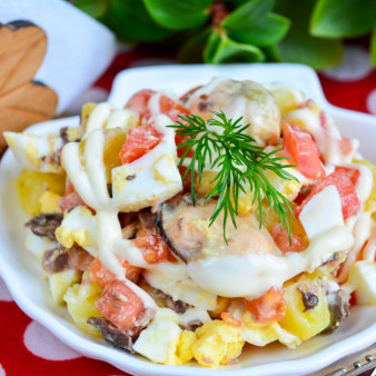 Салат с мидиями и овощами