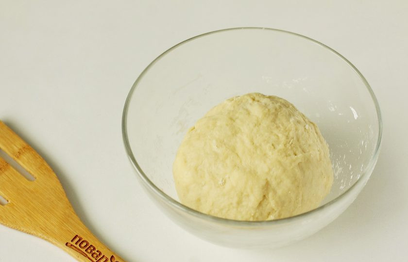 1. Этап. Галушки на сметане: Замесите эластичное тесто, по консистенции примерно как на пельмени.