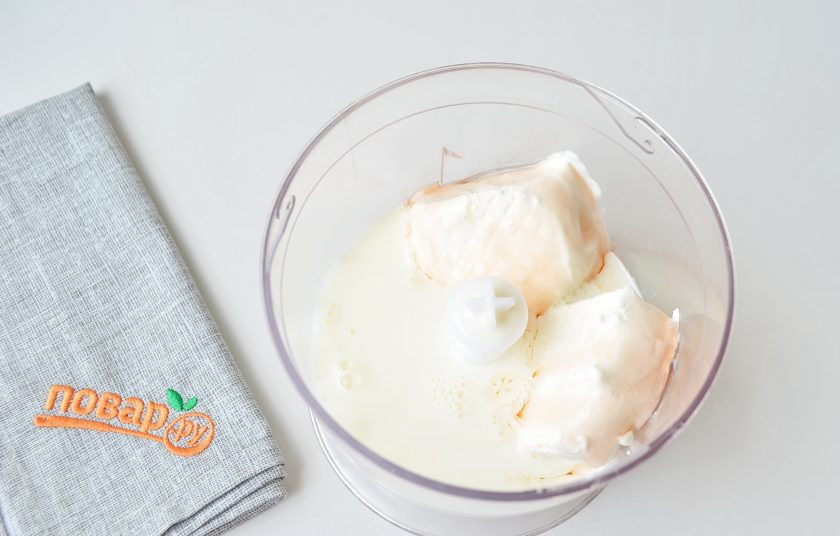 1. Этап. Фраппе с малиной: 2. В чашу блендера положите мороженое, добавьте к нему молоко и сироп.