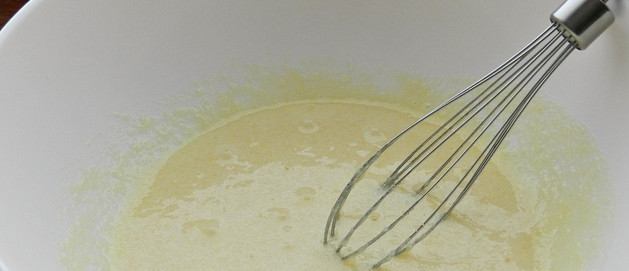 1. Этап. Пирог с черешней на кефире: 1. Для теста смешаем сахар с кефиром, яйцом и ванильным сахаром. Смешаем, сделаем жидкое тесто.