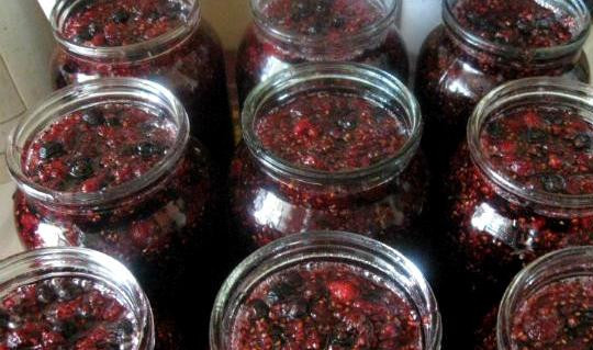 1. Этап. Варенье из смородины с малиной: Горячее варенье перекладываем в стерилизованные банки и закатываем. Переворачиваем банки дном вверх и накрываем одеялом, оставляем на сутки остывать, затем переносим в прохладное темное место.