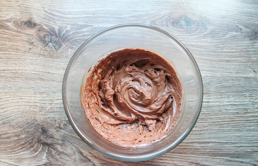 1. Этап. Капкейки Баунти: Взбивайте крем до воздушной массы, но не долго, чтобы крем не расслоился. Дайте постоять крему в холодильнике в течение 20-30 минут.