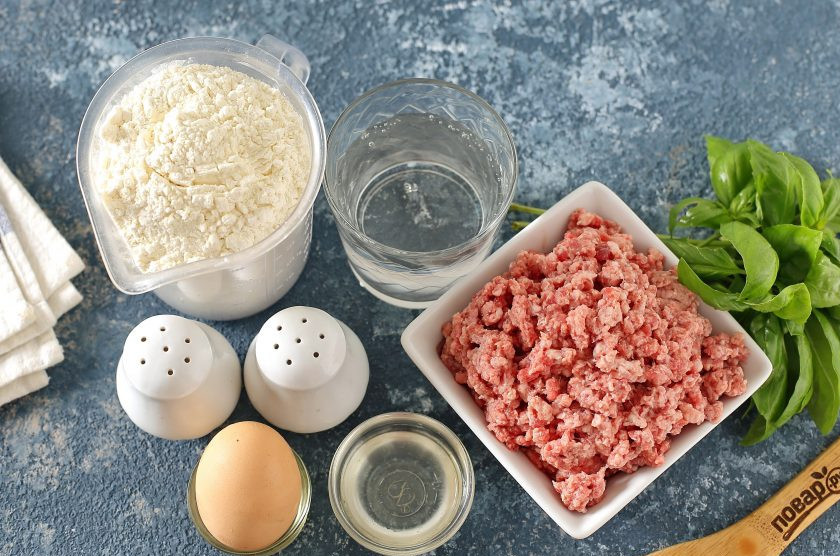 1. Этап. Пельмени с базиликом: Подготовьте все ингредиенты.