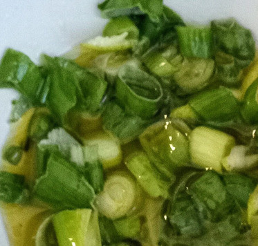 1. Этап. Жареная кукуруза с фасолью и халуми: В небольшой ёмкости смешать сок и цедру лайма, 1 столовую ложку оливкового масл а, соль и зелёный лук. Взбить. Это будет заправка.