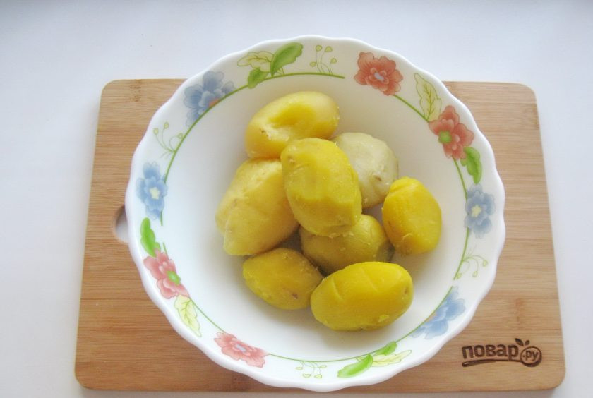 1. Этап. Жареные картофельные пирожки с квашеной капустой: Сделайте тесто для пирожков. Картофель сварите в кожуре, очистите.