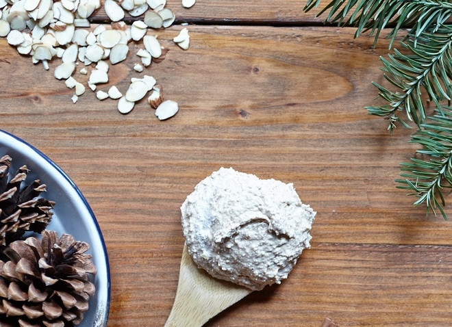 1. Этап. Печенье из миндаля: 3. К взбитым белкам (большей их часть) добавьте миндальные крошки, корицу, хорошенько перемешайте.