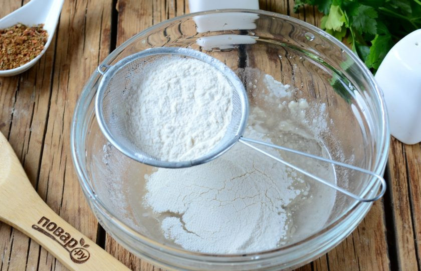 1. Этап. Качори: Приготовьте тесто. В теплой воде растворите соль и просейте туда муку.