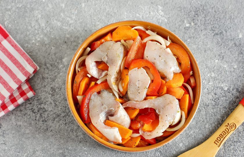 1. Этап. Рыбные стейки с овощами в духовке: Сверху выложите рыбу, как бы обкладывая овощами со всех сторон. Накройте форму фольгой и запекайте в духовке при температуре 180-200 градусов около 45 минут (или до желаемой готовности овощей).