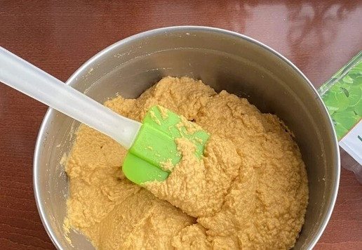 1. Этап. Шадлав: В готовую мясную начинку, добавьте мягкое сливочное масло и пробейте погружным блендером. Если масса получается слишком густая, можно добавить немного сливок или сок, образовавшийся от запекания филе и овощей. Готовую начинку переложите в кондитерский мешок.