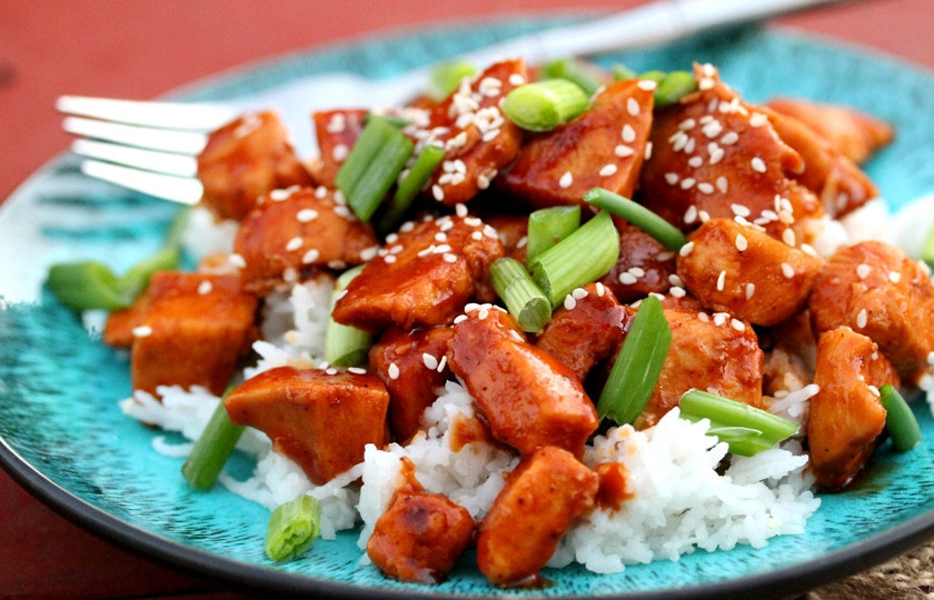 1. Этап. Курица по-японски: Подавая курочку с рисом, посыпьте её зелёным лучком и кунжутом.