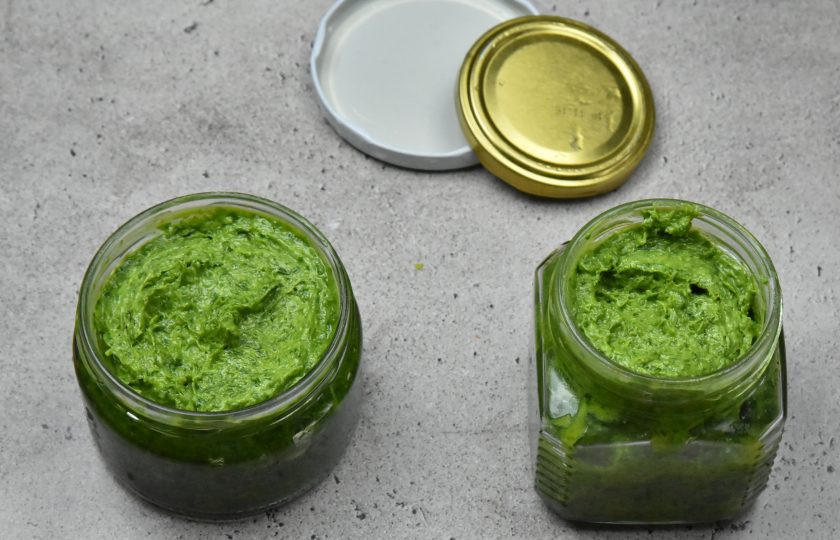 1. Этап. Черемша с салом на зиму: Разложите смалец с черемшой по банкам и закройте плотно крышками. Храните продукт в холодильнике. Если планируете заморозить смалец, воспользуйтесь пластиковыми контейнерами небольшого объема.