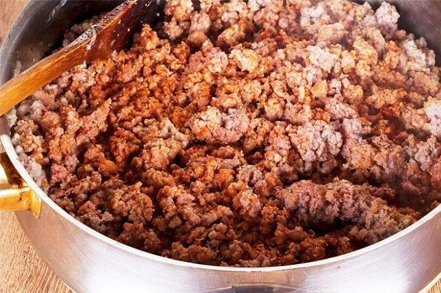 1. Этап. Слоеная капуста по-трансильвански: В другой сковороде разогреваем жир или масло, добавляем фарш и немного мелко нарезанного лука. Обжариваем до полуготовности, затем заливаем томатной пастой и тушим до готовности фарша.