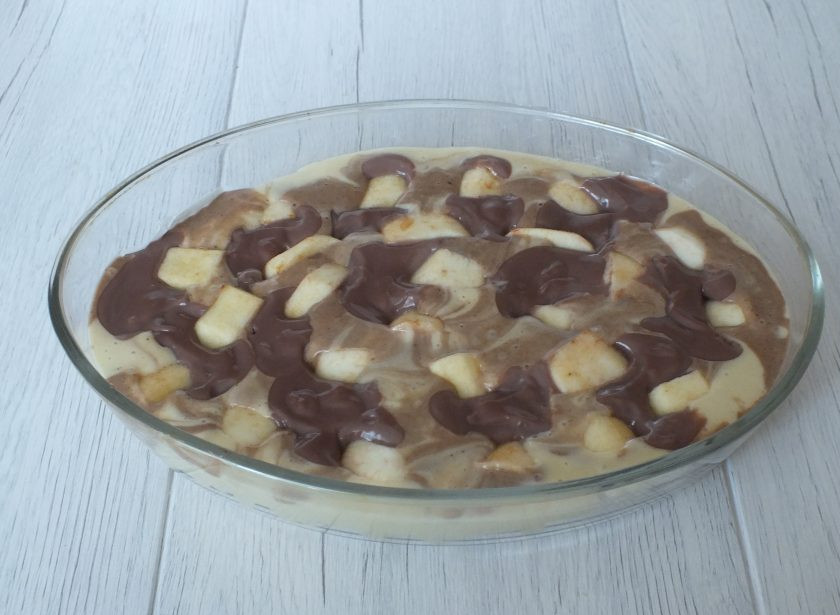 1. Этап. Яблочный пирог с пудингом: Разложите пна тесто яблочные дольки, вдавливая в тесто. Поставьте пирог в разогретую духовку и выпекайте 40-45 минут. Готовность проверьте деревянной палочкой.