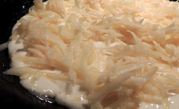 1. Этап. Заливной пирог с картофелем и сайрой: 5. Жаропрочную форму смажьте маслом. Выложите на дно половину теста. Распределите ровным слоем картофель.