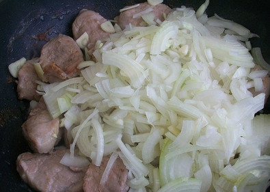 1. Этап. Свинина, жареная кусочками: 4. Когда мясо немного обжарилось, можно отправить на сковороду лук с чесноком. При желании также можно добавить и другие овощи.