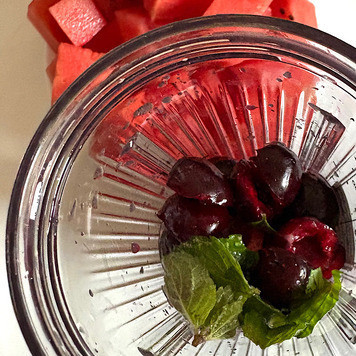 1. Этап. Смузи из арбуза и вишни: Удалить косточки из вишни, нарезать арбуз кусочками. Сложить в блендер вишню, ежевику и мяту. Выдавить сок из половины лимона, пробить в пюре.