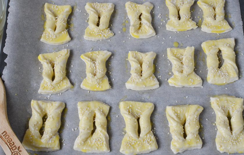 1. Этап. Пышки в духовке: Противень смажьте маслом или застелите пергаментом, выложите на небольшом расстоянии пышки. Смажьте их желтком (я добавляю 1 ч.л. воды, чтобы желток был жиже), посыпьте кунжутом. Отправьте в горячую духовку на 25 минут.