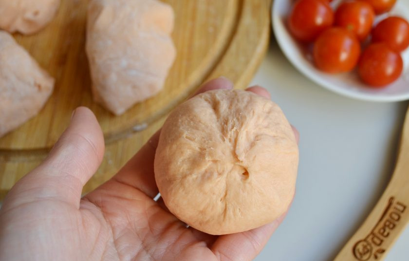 1. Этап. Томатные булочки: 7. Хорошо защипните край, собрав тесто в узелок. Сформируйте круглую булочку.
