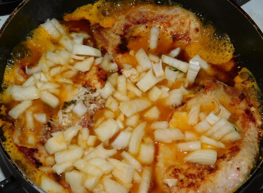 1. Этап. Свинина в горчично-имбирном маринаде с апельсинами: Добавьте нарезанный лук и специи. Накройте крышкой и тушите на небольшом огне минут 10-15.