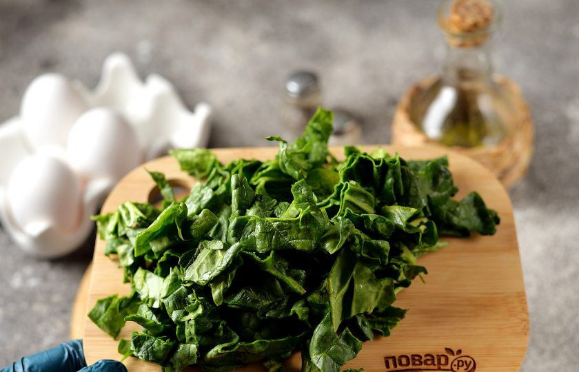 1. Этап. Яичница со шпинатом и помидорами: Если шпинат в пучках, отделите каждый листик, промойте тщательно от песка, обсушите, удалите стебли. Листья нарежьте тонкими лентами.