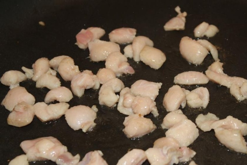 1. Этап. Утка, тушенная с капустой квашеной: 3. Обрезаю жир с утки (со всех кусочков). Сковороду разогреваю, отправляю туда жир, вытапливаю его.