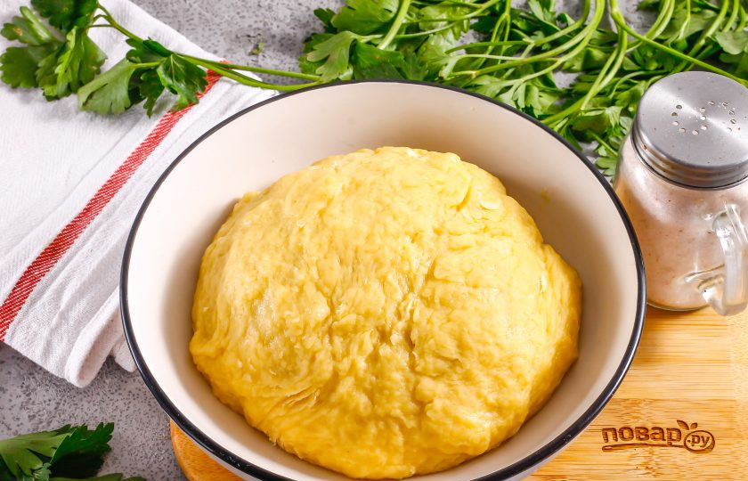 1. Этап. Соленое песочное тесто: Сформируйте колобок из теста, выложите его в глубокую емкость и накройте пищевой пленкой. Поместите емкость с тестом на 20 минут в холодильник.