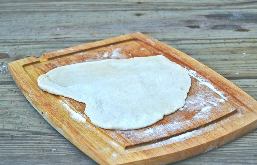 1. Этап. Лепешки с грибами и картошкой: 10. Каждый кусочек раскатайте в пласт около 0,3-0,5 см.