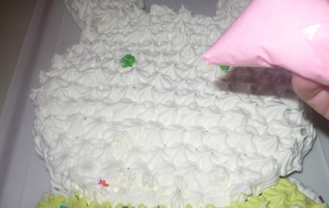 1. Этап. Торт Зайка: 6. Тем же кремом делаем глаза.