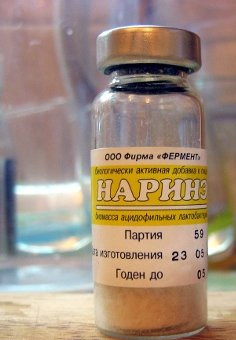 1. Этап. Кисломолочный продукт Наринэ: 2. Дальше ждем, пока молоко остынет до температуры 45-50 градусов. Теперь заливаем немного молока в банку с сухим 