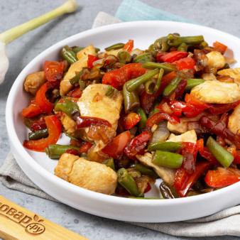 Теплый салат со стручковой фасолью и курицей