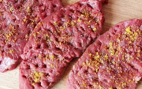 1. Этап. Отбивные из говядины: 1. Мясо вымойте, обсушите и нарежьте порционными кусочками. Отбейте аккуратно с двух сторон. Посолите, добавьте любимые специи.