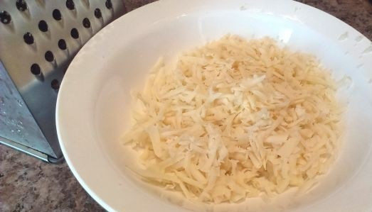 1. Этап. Персики, фаршированные курицей: 3. Натереть на терке твердый сыр. В рецепт приготовления персиков, фаршированных курицей лучше использовать соленый сыр, чтобы дополнить вкус филе.