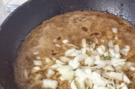 1. Этап. Закуска из сардин в венецианском стиле: В ту же сковороду добавить оставшееся оливковое масло, сахар, уксус, перец черный, воду и лук. Готовить лук пять минут до размягчения.