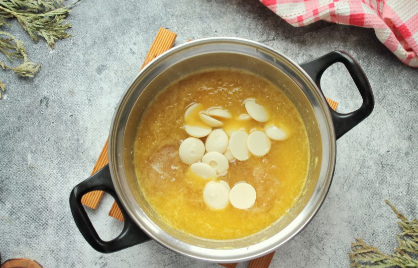 1. Этап. Апельсиновые конфеты: Добавьте белый шоколад в апельсиновую массу и перемешайте до растворения желатина и шоколада.