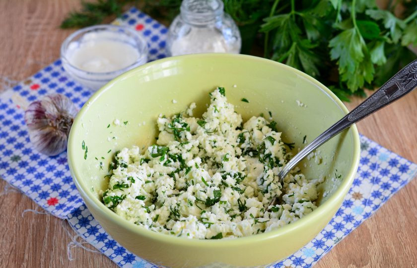 1. Этап. Закуска из творога с зеленью: 5. Перемешайте закуску, попробуйте на соль, если надо, подсолите.