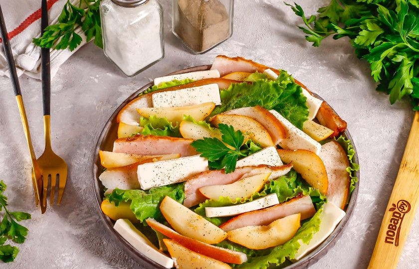 1. Этап. Салат с грушей и беконом: Сбрызните салат растительным маслом, лучше всего оливковым холодного отжима или льняным. Подайте его к столу, украсив свежей зеленью.