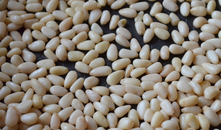 1. Этап. Салат из тунца в масле: Орехи обжарьте 1-2 минуты на сухой сковороде.