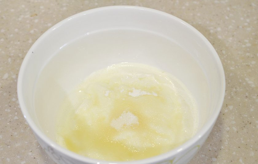 1. Этап. Печенье с виноградом: Сливочный сыр взбейте с сахаром.